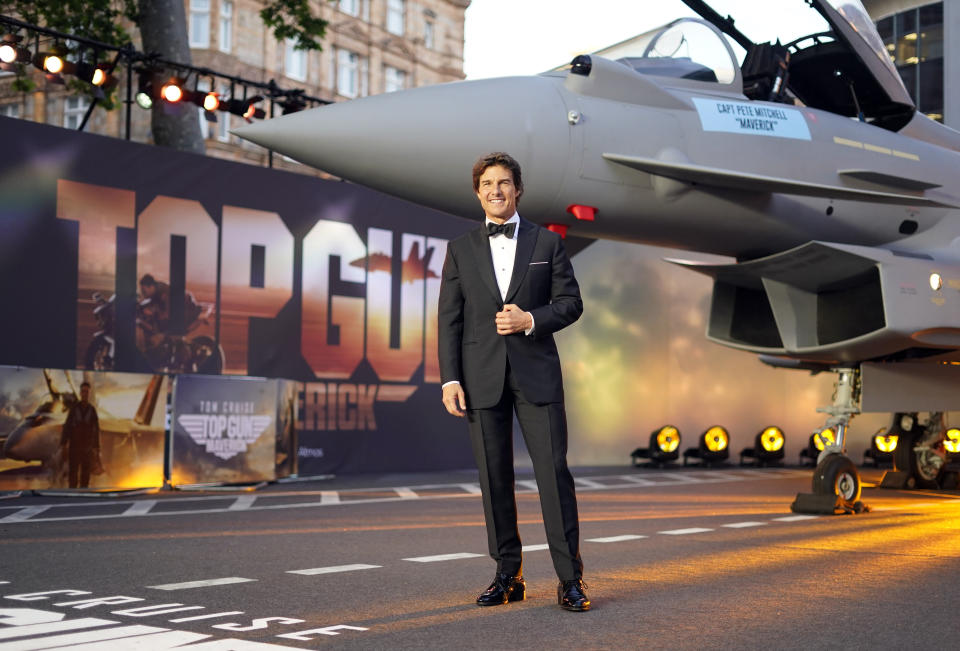 Tom Cruise posa para la prensa durante el estreno británico de "Top Gun Maverick", en Londres, el jueves 19 de mayo de 2022. (Foto AP/Alberto Pezzali)