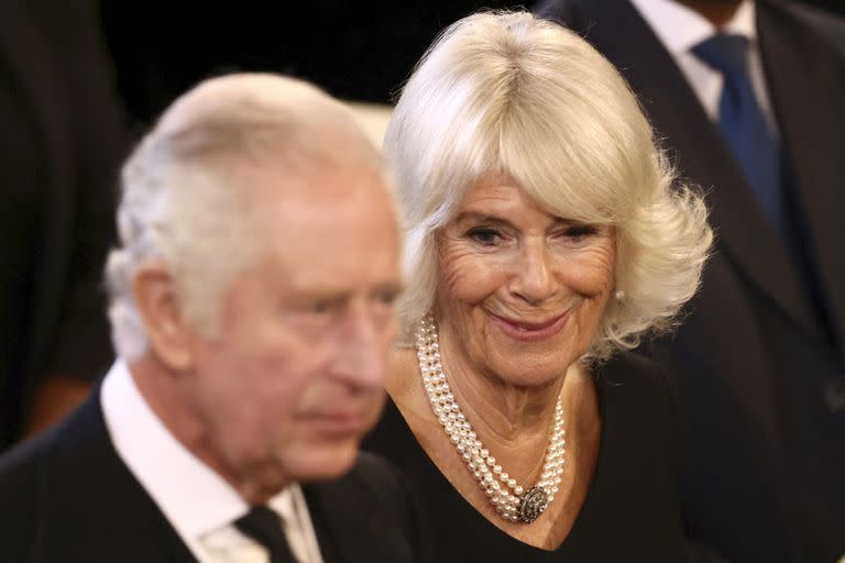 El rey Carlos III de Gran Bretaña, a la izquierda, y Camilla, la reina consorte, llegan a Westminster Hall, donde ambas Cámaras del Parlamento se reúnen para expresar sus condolencias tras la muerte de la reina Isabel II, en Westminster Hall, en Londres, el lunes 12 de septiembre de 2022.