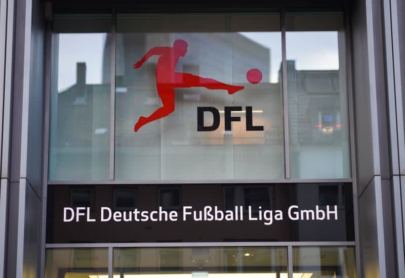 Das Logo der Deutschen Fußball Liga (DFL) erscheint am Eingang der DFL-Zentrale in Frankfurt am Main.  Frank Rumpenhorst/dpa