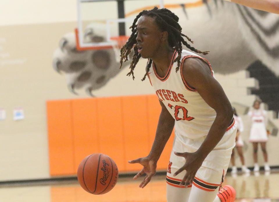 Mansfield Senior's Elias Owens scored seven points and highlighted a fourth-quarter run with four straight points in a win over Wooster on Friday night.