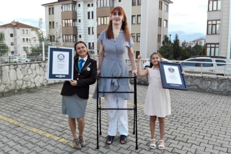 Con más de dos metros de altura, Rumeysa Gelgi fue distinguida por Guinness World Records como la mujer más alta del mundo