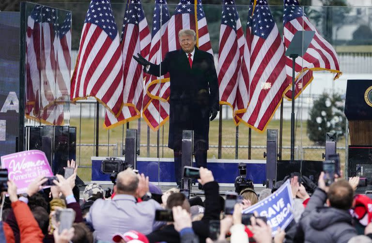 Donald Trump arenga a sus partidarios en la mañana del 6 de enero del 2021 en Washington.