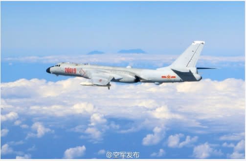 2016年12月，共軍聲稱解放軍戰機飛到玉山附近，並拍照為證。遭台灣國防部否認，指稱係合成圖。 圖 : 翻攝自微信