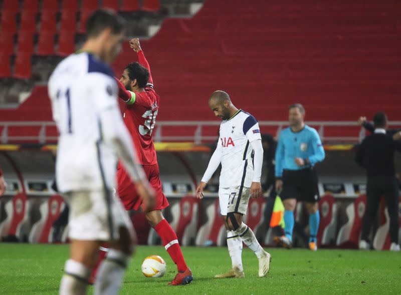 Lucas Moura del Tottenham Hotspur luce abatido tras la derrota de su equipo ante el Amberes por Europa League.