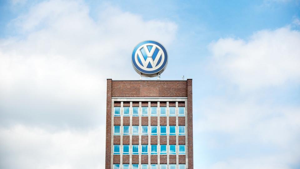 Das Volkswagenlogo auf dem Dach des Verwaltungshochhaus des Werks in Wolfsburg. Foto: Hauke-Christian Dittrich