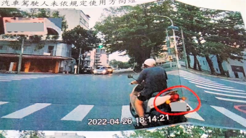警方寄來的照片中，原PO的方向燈是亮著的，讓他不解為什麼會被開罰。（圖／翻攝自爆料公社）