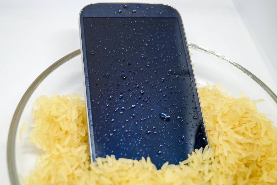 Seguro que has escuchado muchas veces que para salvar un móvil que se ha mojado hay que sumergirlo en arroz, pero es falso. Puede que absorba una parte de la humedad, aunque también podría dañar aún más el smartphone si algunas de sus partículas entran en el interior, como contaba en un artículo <a href="http://eu.usatoday.com/story/tech/2017/08/28/your-smartphone-got-wet-heres-what-do-first/609145001/" rel="nofollow noopener" target="_blank" data-ylk="slk:‘USA Today’;elm:context_link;itc:0;sec:content-canvas" class="link ">‘USA Today’</a>. Tampoco funciona el truco del secador de pelo. Lo sobrecalentarás. (Foto: Getty Images).