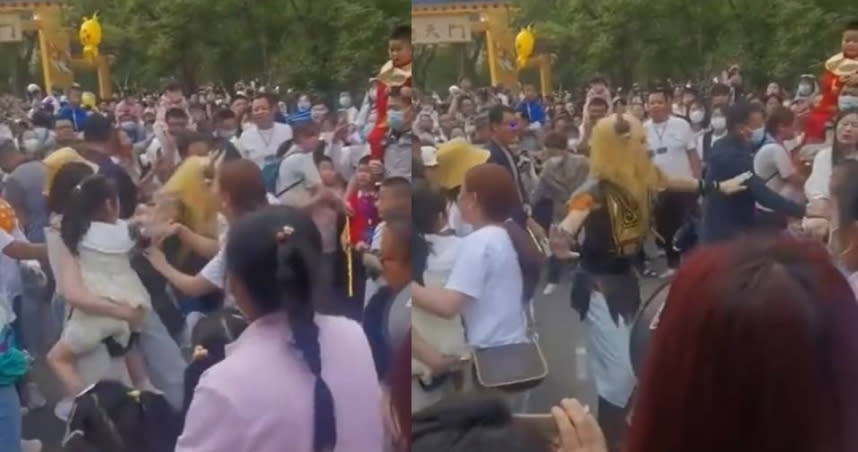 大陸吉林長春動植物園舉辦西遊記主題夜場活動，大批遊客前來拍照打卡，沒想到卻有遊客在南天門景點外起爭執。（圖／翻攝好看視頻）