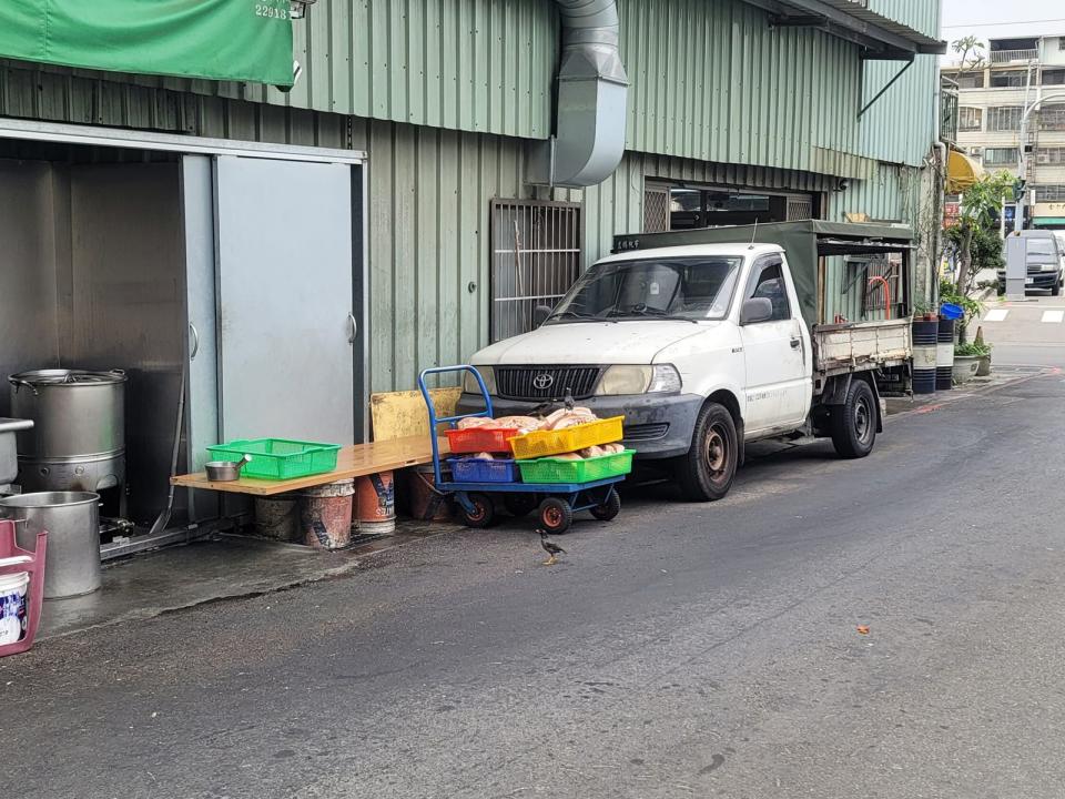 台中北屯水湳某知名爌肉飯餐廳，將備用食材放置路邊，任由鳥類啄食。（翻攝自臉書「爆料公社公開版」）