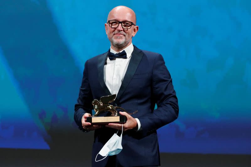 El jefe de mercadotecnia de Disney Italia, Davide Romani, recibe el León de Oro a nombre de la directora Chloe Zhao por la película "Nomadland"