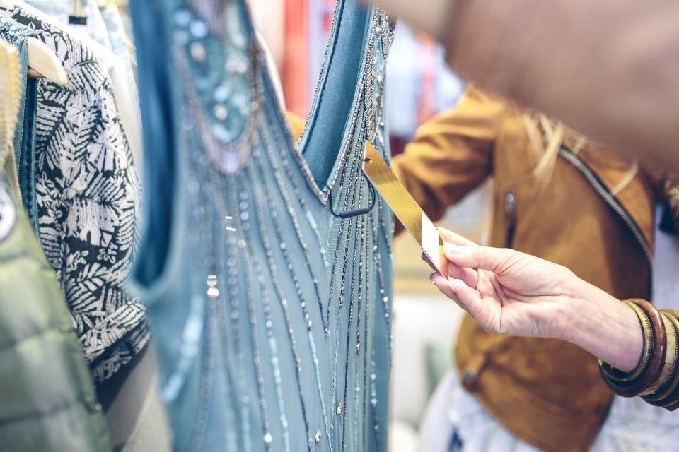 Preisschild verstecken, Kleid zur Gala tragen und dann wieder zurückschicken? Davon haben Online-Händler genug (Symbolbild: Getty Images)