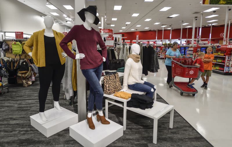 ORANGE, CALIFORNIA – 17 DE NOVIEMBRE: Más maniquíes muestran ropa y calzado en el local remodelado de Target en Orange, California, el viernes 17 de noviembre de 2017 (Foto de Jeff Gritchen / Digital First Media / Orange County Register a través de Getty Images).