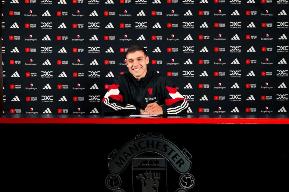 Manuel Ugarte signs on the dotted line at Old Trafford (Manchester United)