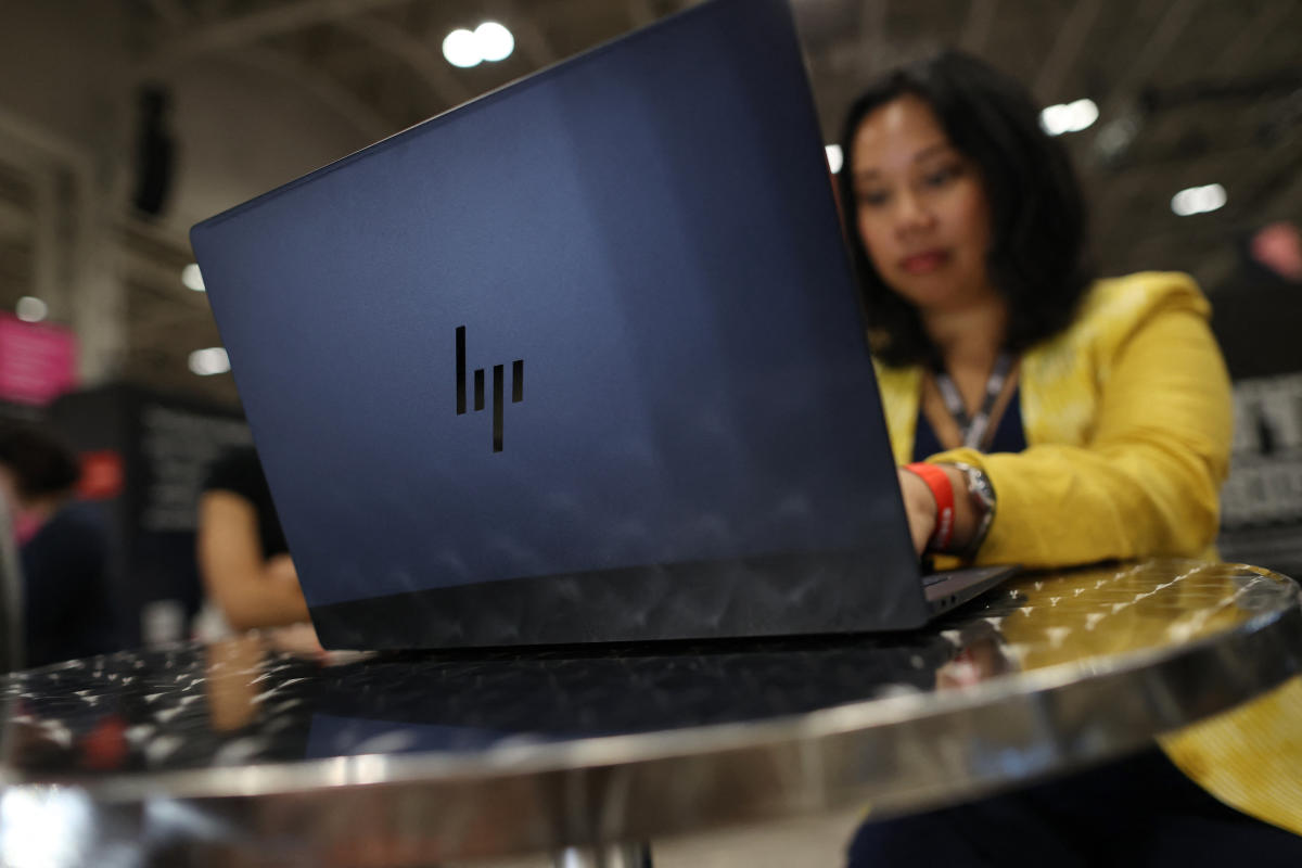 HP reports profit losses, CEO comments on AI PCs and cost cutting