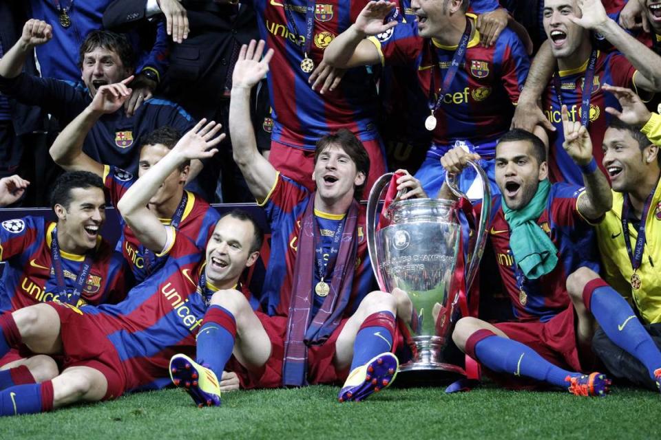 28 de mayo de 2011; Londres, INGLATERRA; El jugador del FC Barcelona Lionel Messi (centro) y sus compañeros de equipo celebran con el trofeo de campeón después de derrotar al Manchester United por 3-1 en la final de la Liga de Campeones de la UEFA 2011, en el estadio de Wembley. Crédito obligatorio: Walter Luger/GEPA via USA TODAY Sports