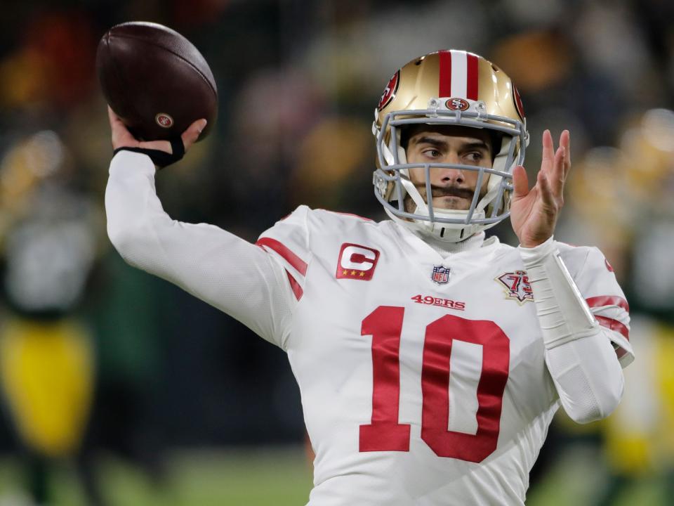 Jimmy Garoppolo makes a throw against the Green Bay Packers.