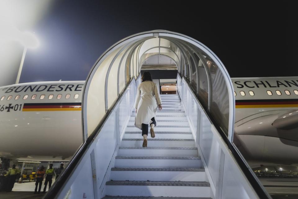 Annalena Baerbock steigt in den A340 Regierungsflieger in Abu Dhabi ein - Copyright: picture alliance / photothek | Florian Gaertner