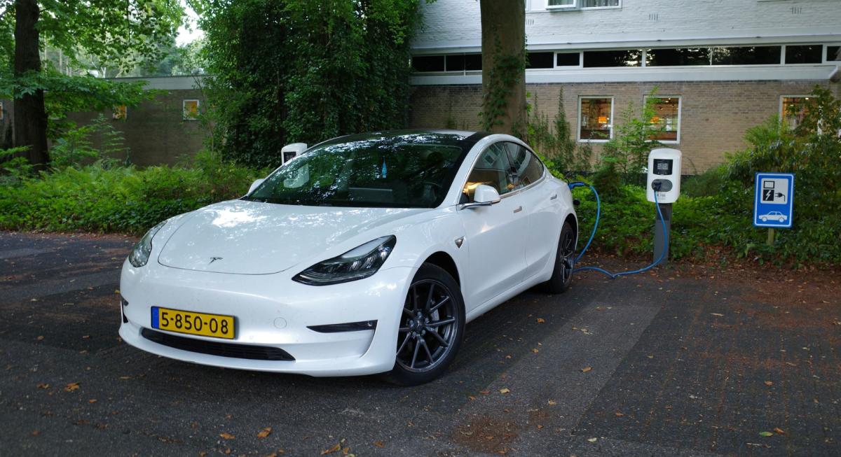 Subtle Mastery: The Magnetic Glove Box in the Tesla Model 3 Highland Refresh