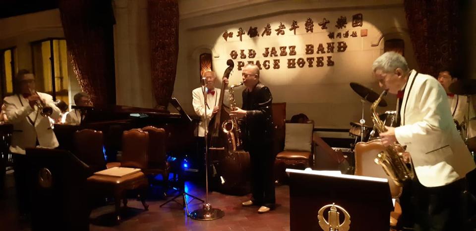 和平飯店有個傳奇的老年爵士酒吧，由數名70多歲的老年人組成樂團表演。
