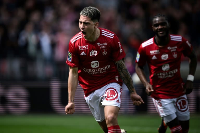 L'Uruguayen Martin Satriano exulte après son but pour Brest face à Metz, le 7 avril 2024 au stade Francis-Le-Blé (LOIC VENANCE)