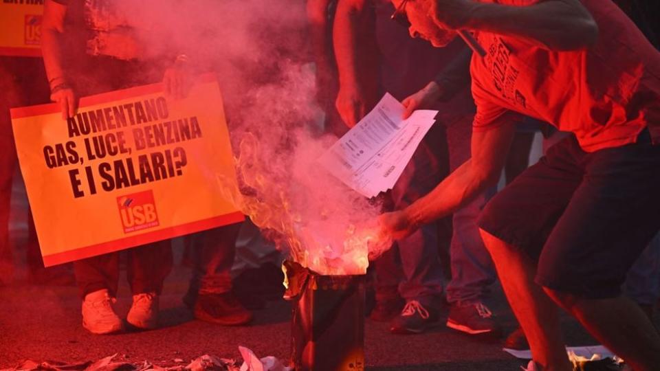 Protestas en Roma contra el aumento de la electricidad organizada por Unione Sindacale di Base (USB).