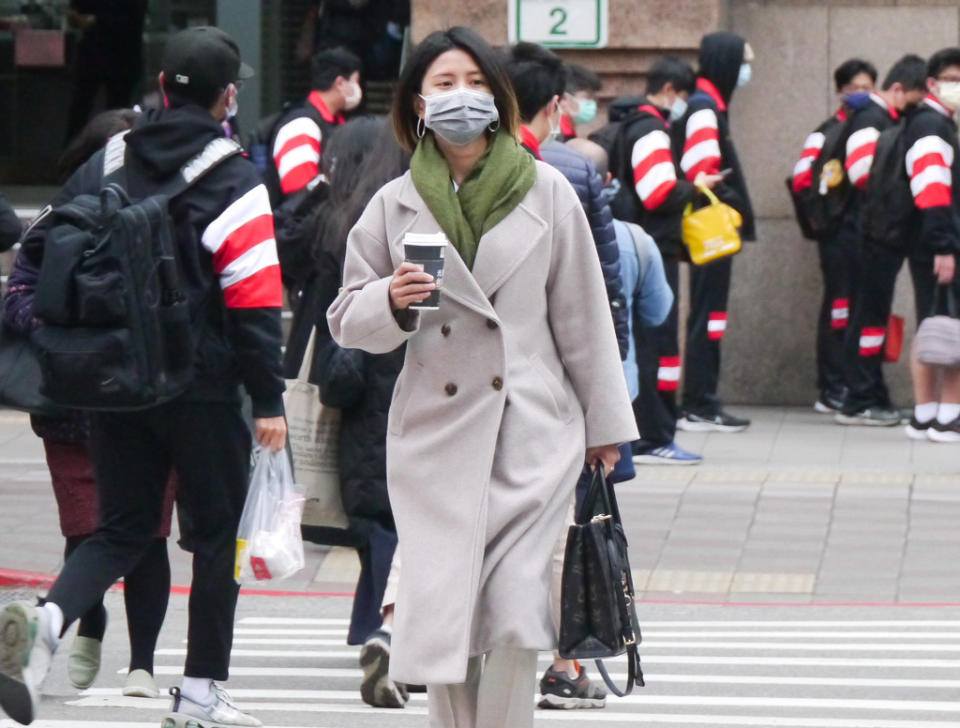 周四下半天鋒面通過，乾冷空氣南下，周六清晨台北觀測站及部分平地氣溫將降至11度左右，直接挑戰大陸冷氣團。(資料照)