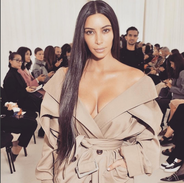 Kim Kardashian est de retour (elle avait arrêté tous ses posts sur les réseaux sociaux après son aggression à Paris en octobre dernier) mais a gardé sa belle et longue chevelure brune. Une tendance qui va définitivement marquer 2017 vu l'influence de la star. 