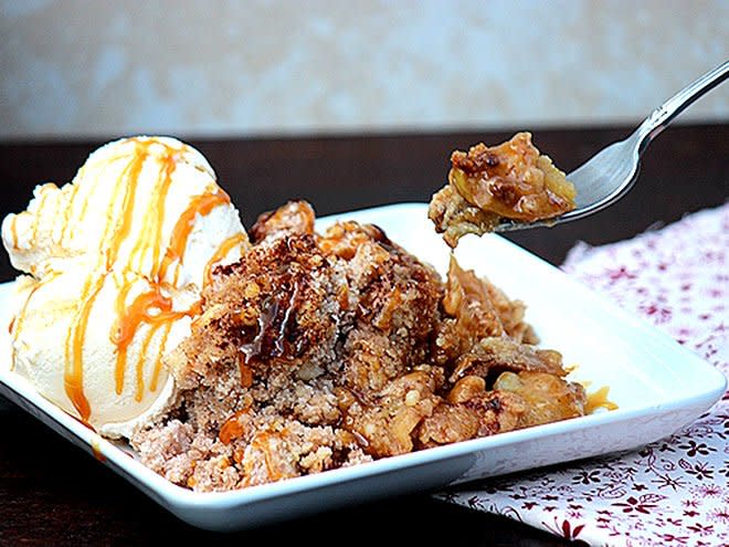 SLOW COOKER CARAMEL APPLE CRISP