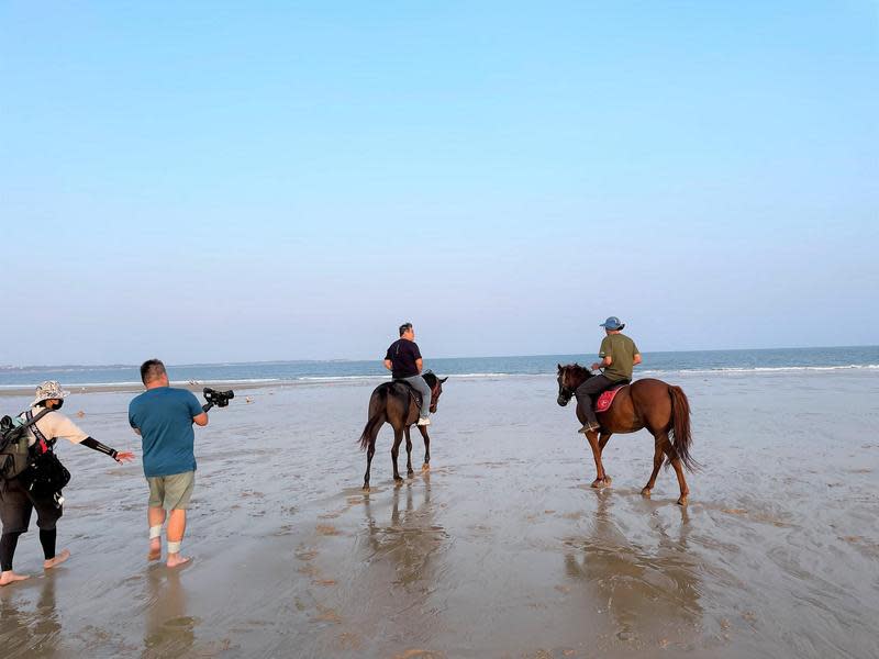 王浩一（右2）、劉克襄（右1）在《浩克慢遊5》第1集探訪金門體驗海邊騎馬漫步的浪漫。（公視提供）