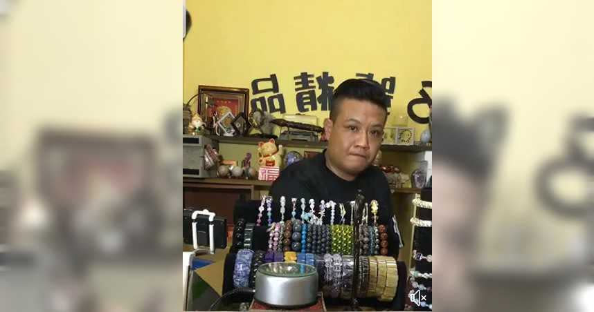 船長歌手黃宗瑋近年轉戰網路直播，大聲叫賣精品。（圖／翻攝畫面）