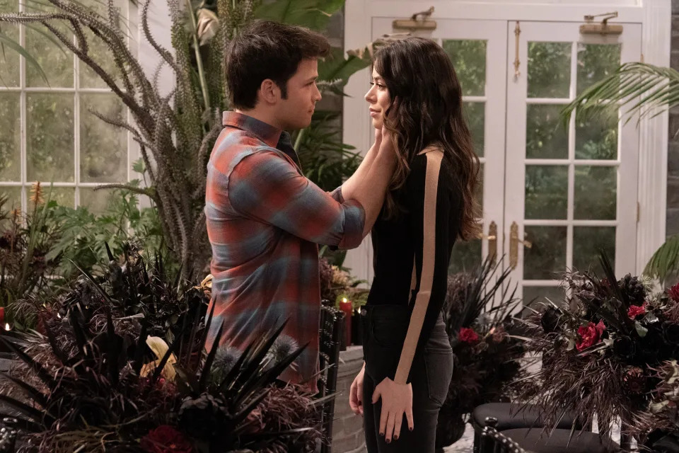 Nathan Kress and Miranda Cosgrove return as Freddie and Carly in the 