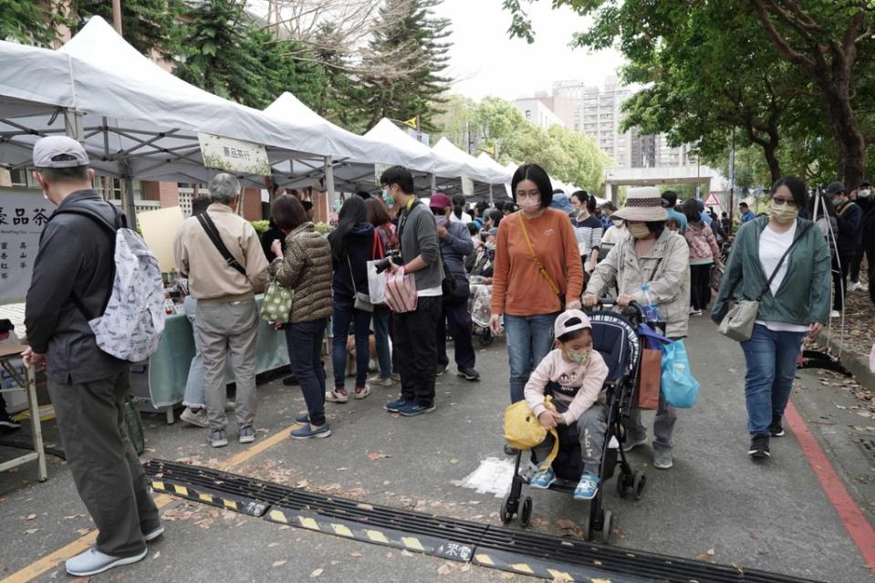 《圖說》綠茶季民眾逛活動攤位。〈農業局提供〉