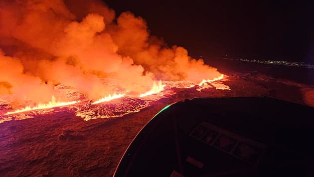 Islande : les images impressionnantes de l'éruption d'un volcan