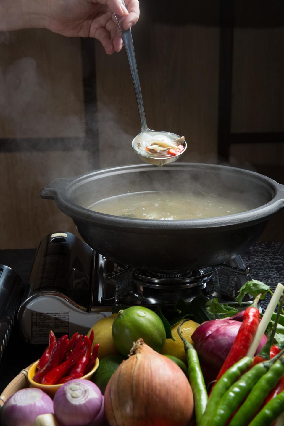 「泰式香茅湯」鮮美湯底用了香茅、南薑、檸檬葉和多種蔬果熬煮。