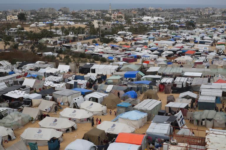 Un campamento que alberga palestinos desplazados por la ofensiva israelí en Rafah, Franja de Gaza