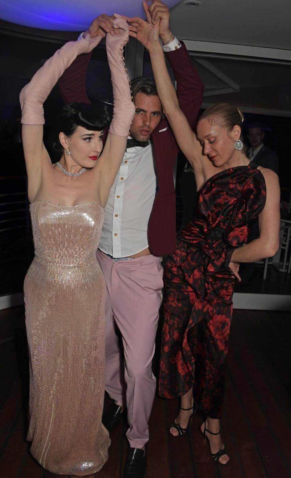 <h1 class="title">Dita Von Teese, Manuel Escoto, Chloë Sevigny</h1><cite class="credit">Photo: Lisa Marie Rae / Getty Images</cite>