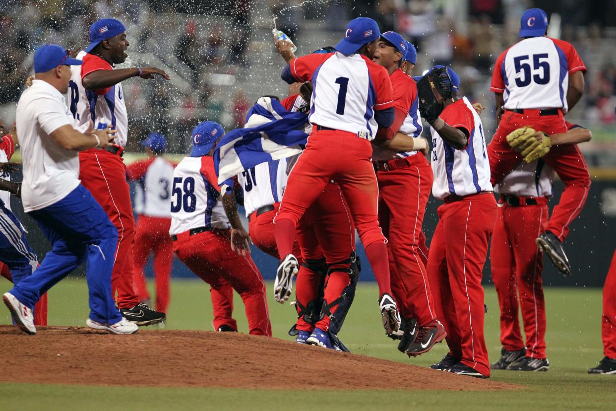 Los peloteros cubanos celebran luego de imponerse a México en la final de la Serie del Caribe, el domingo 8 de febrero de 2015, en San Juan de Puerto Rico (AP Foto/Ricardo Arduengo)