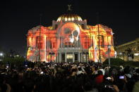 <p>MEX01. CIUDAD DE MÉXICO (MÉXICO), 16/11/2017.- Cientos de personas observan una proyección monumental en Palacio de Bellas Artes durante el Festival Internacional de Las Luces (FILUX) que inicia hoy, jueves 16 de noviembre de 2017, donde a través de un recorrido de 4 noches miles de personas podrán observar creaciones realizadas con luz, proyecciones monumentales, esculturas de luz, iluminación arquitectónica, entre otras obras, en Ciudad de México (México). EFE/José Méndez </p>