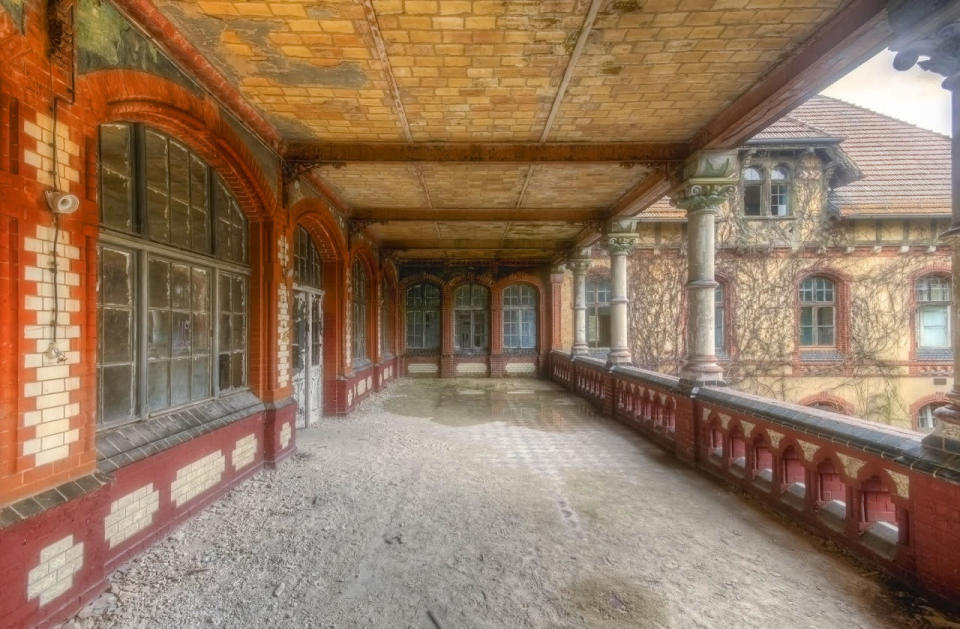 <p>An interior view of the rooms of an abandoned hospital which treated Adolf Hitler. (Roman Robroek/Caters News)</p>