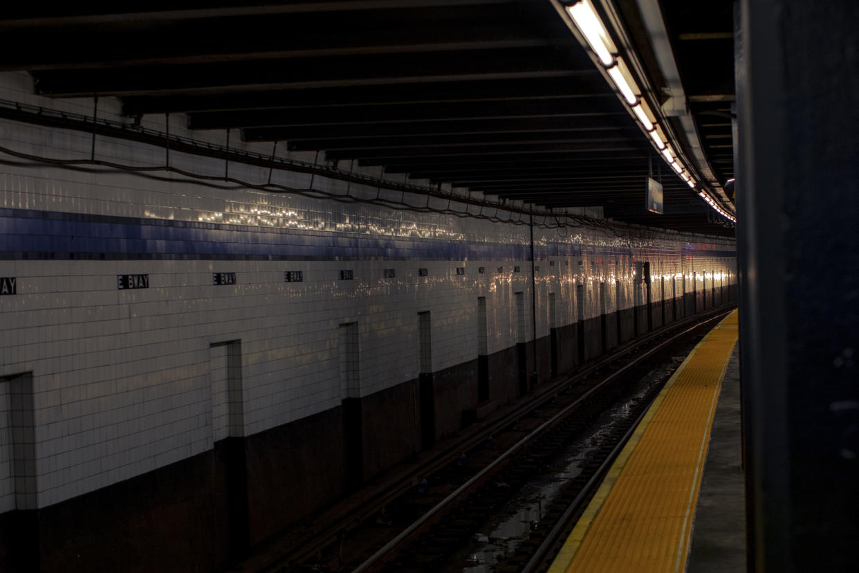 Las vías de la estación de East Broadway, en Manhattan, donde Matthew Sachman, quien se hacía llamar Matteo, murió al ser golpeado por tren alrededor de las 2:30 de la madrugada de la noche de Año Nuevo, el 24 de enero de 2024. (Natalie Keyssar/The New York Times)