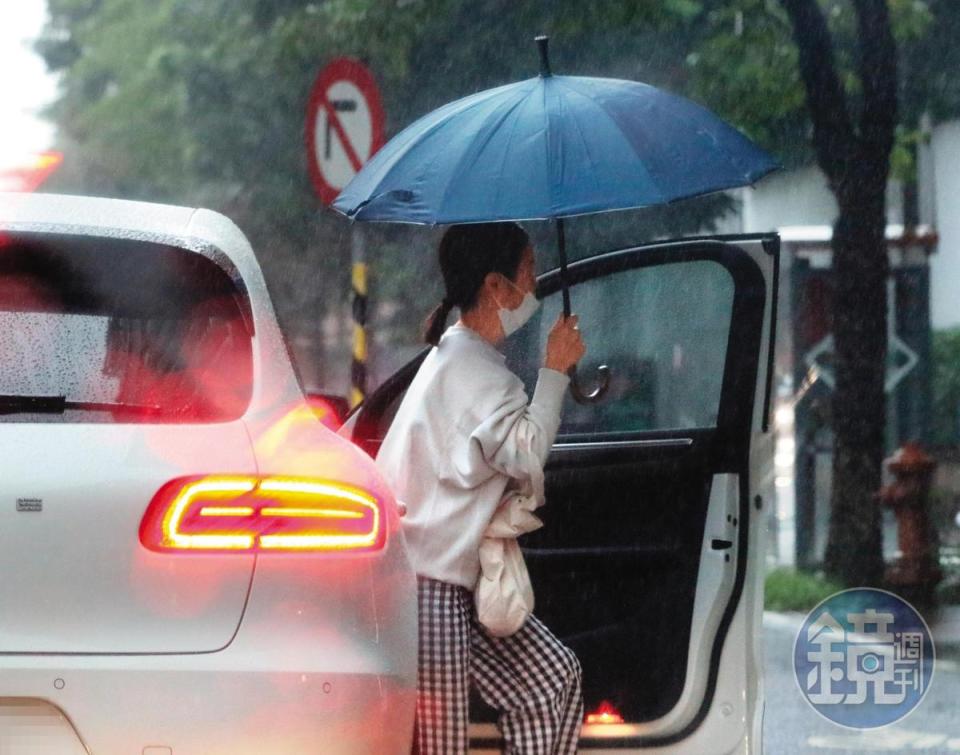 11/1，16：51，隔天出門，楊先生將李佳穎載往一間有醫美診所的建築物。