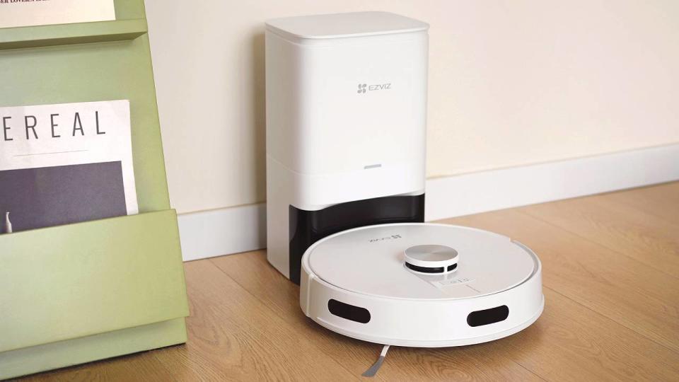 Lifestyle image of the EZVIZ RE4 Plus sitting in its charging base station