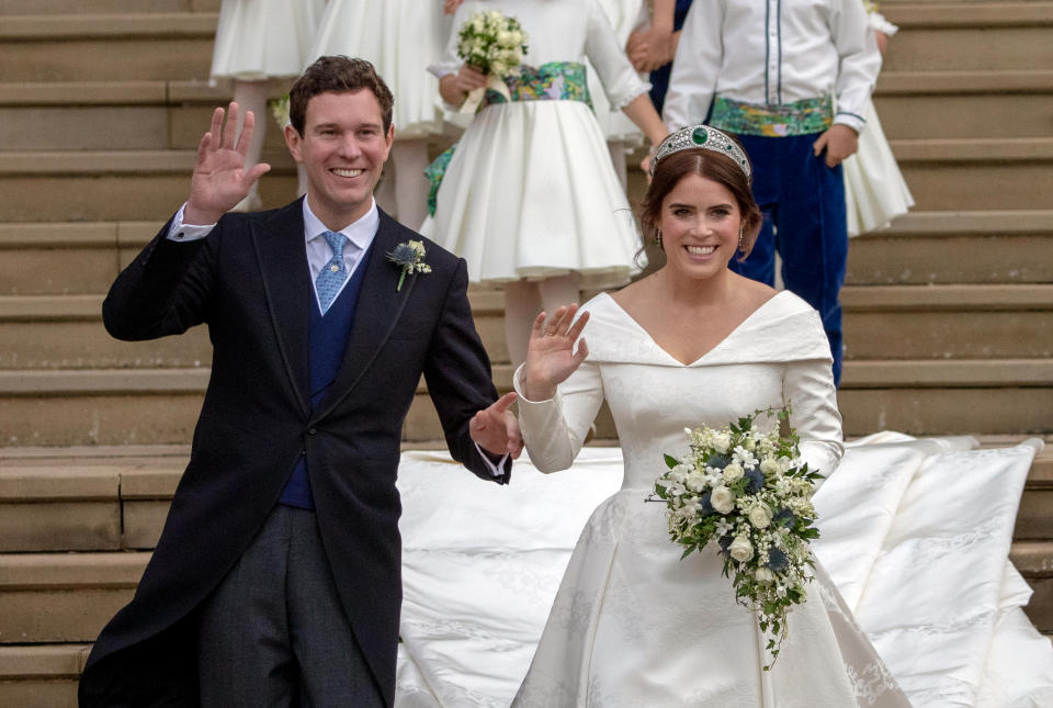 <p>Six mois après les noces magnifiques du prince Harry et de Meghan Markle, la famille royale britannique s’est offert, vendredi 12 octobre 2018, les joies d’un nouveau mariage royal. Eugenie d’York a en effet épousé son compagnon de longue date, Jack Brooksbank. Huit ans après leur rencontre, la seconde fille du prince Andrew et de Sarah Ferguson et le roturier, respectivement âgés de 28 et 32 ans, se sont unis en la chapelle Saint-George devant de nombreux invités prestigieux et d’éminents membres de la famille royale tels que les princes William et Harry et leurs épouses Kate Middleton et Meghan Markle, ainsi que la reine Elizabeth II et le duc d’Edimbourg.<br>Crédit photo : AFP </p>