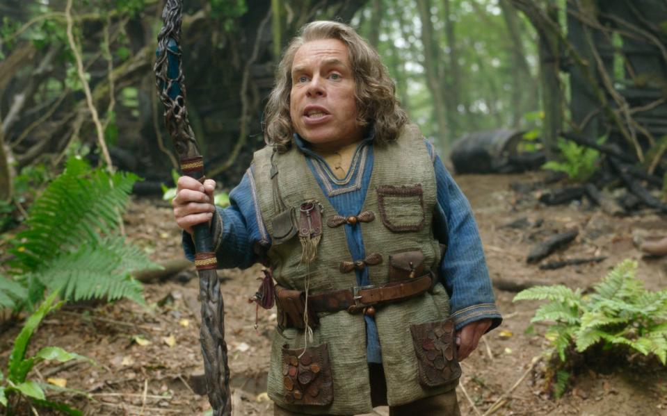 Warwick Davis kehrt als Zauberer Willow Ufoogd zurück und begibt sich auf neue Abenteuer.  (Bild: 2022 Lucasfilm Ltd.)