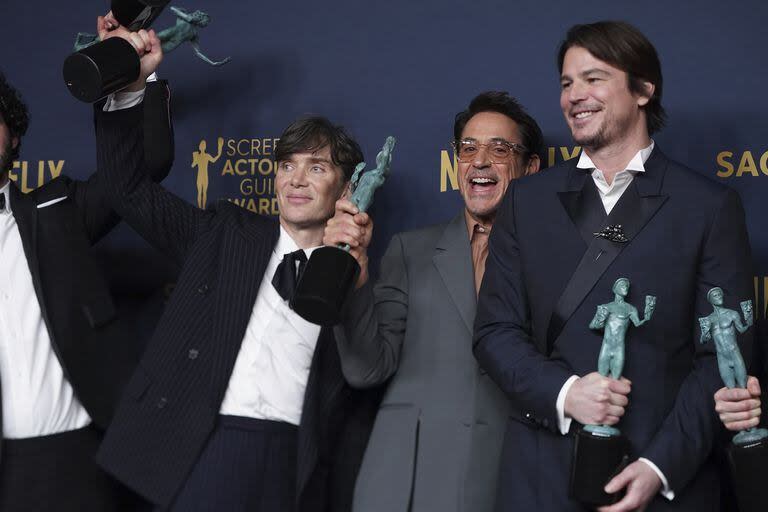 El actor junto a Cillian Murphy y Robert Downey Jr., sosteniendo el SAG en sus manos