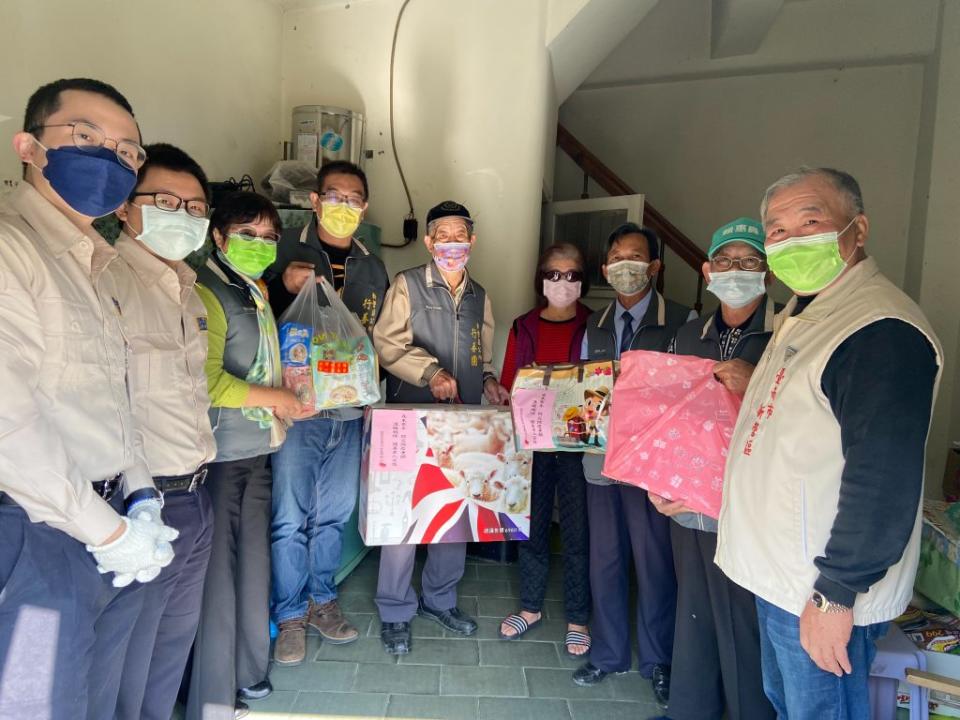 新營區公益平台（行善團）關懷弱勢獨居老人，致贈防災防疫物資。（新營區公所提供）