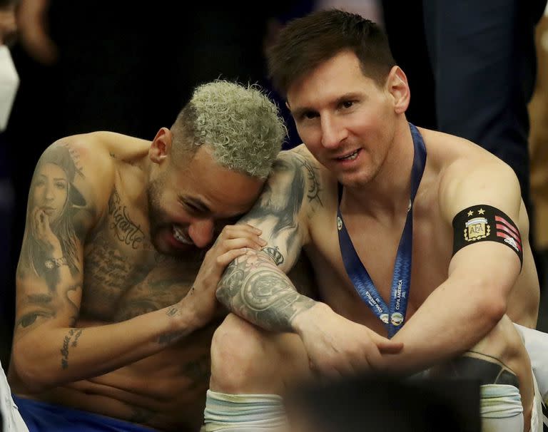 Messi charla con Neymar tras la final de la Copa América, en el estadio Maracaná. La imagen recorrió el mundo.