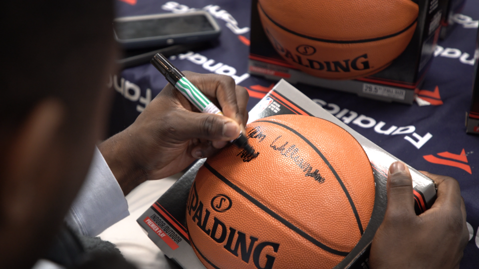 New Orleans Pelicans rookie Zion Williamson is a lefty.