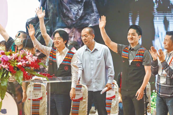 副總統賴清德（前左）、台北市長蔣萬安（前右二）24日一同出席112年全國原住民族運動會開幕典禮，兩人在會上起身向精彩演出的同學揮手致意。（杜宜諳攝）