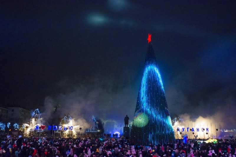 2022年12月23日，烏克蘭東部盧甘斯克（Luhansk）地區的聖誕節活動。（AP）
